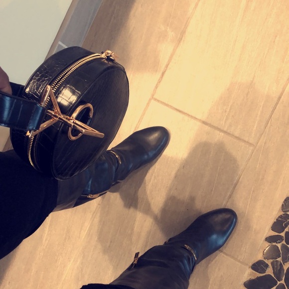 Black round croc embossed leather clutch - Picture 4 of 5